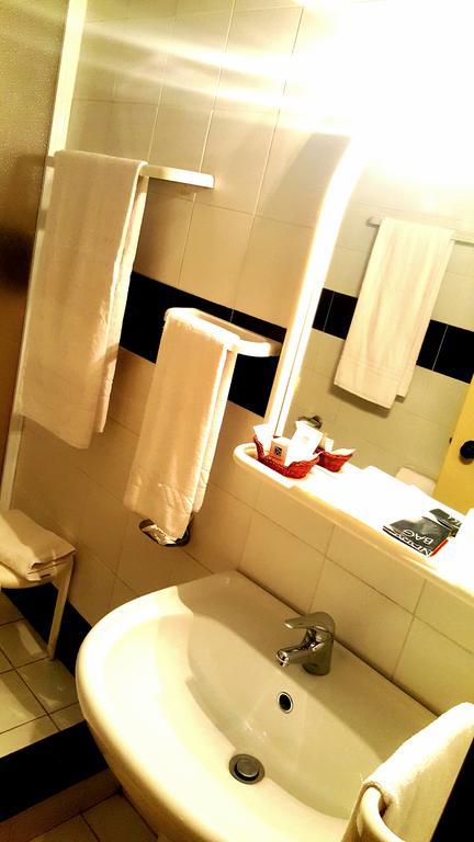 Hinterland Hotel Quartu Sant'Elena Ruang foto